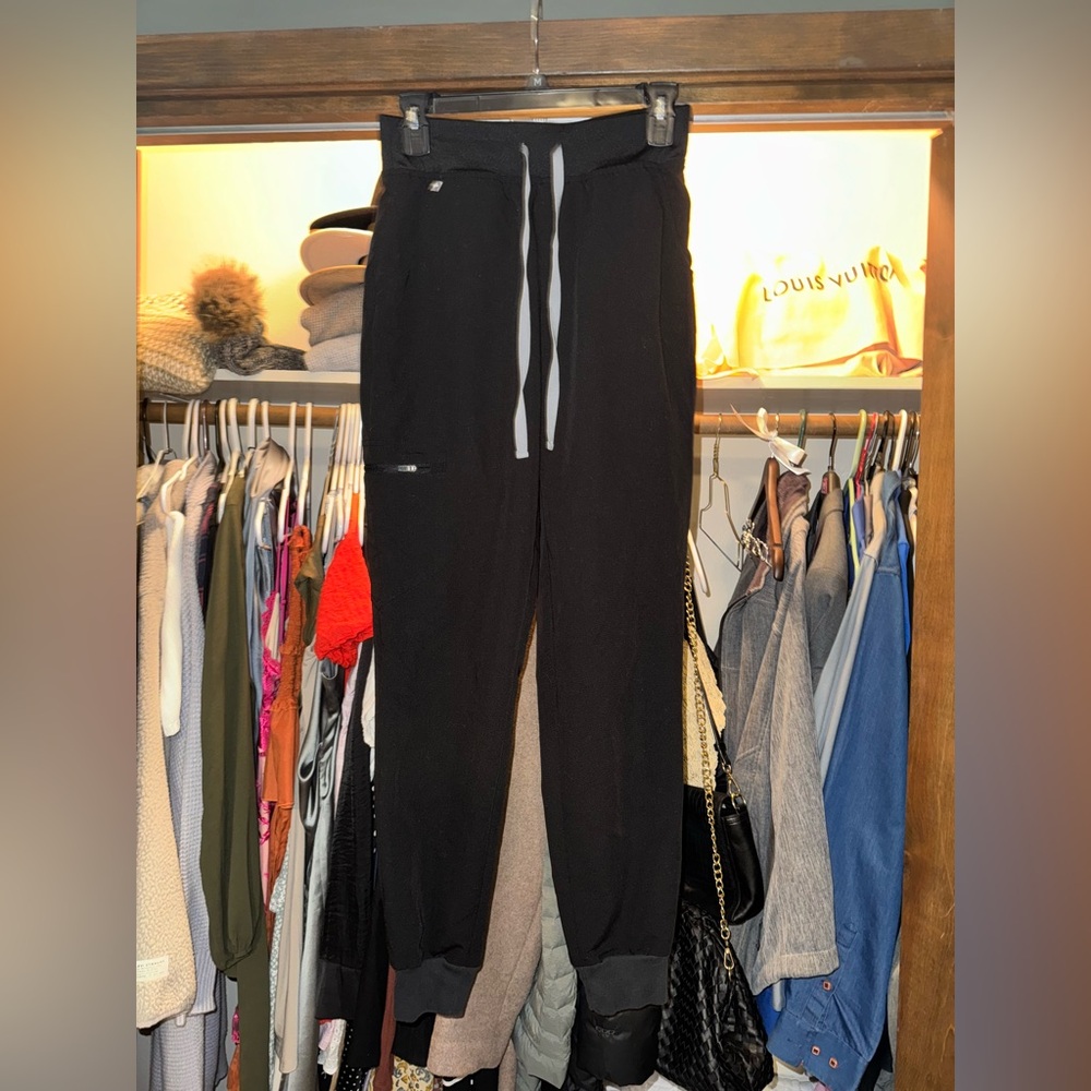 FIGS women's Black Muoy - Jogger Scrub Pants - S / Black